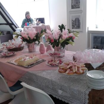 Prachtig aangekleed roze kraamfeest tafereel