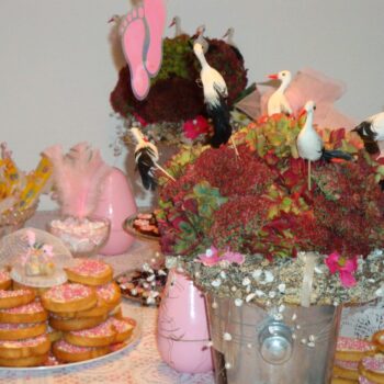 Mooi aangekleed kraamfeest tafel roze