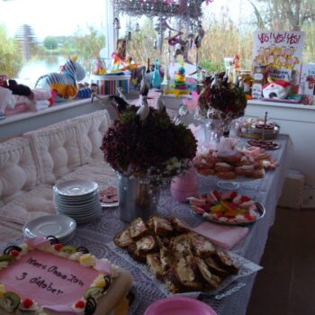 Mooi aangekleed baby tafel kraamfeest roze
