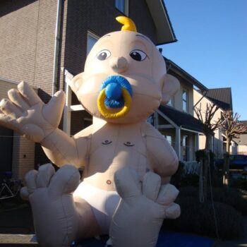 Grote opblaas baby eyecatcher kraamfeest